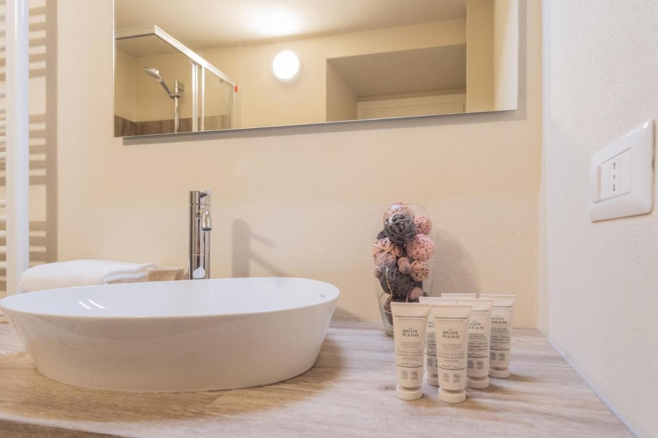 Romantic Escape City Centre With Jacuzzi & Parking By Rent All 코모 외부 사진